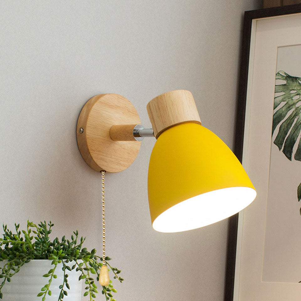 Minimalistische Holz-Wandleuchte