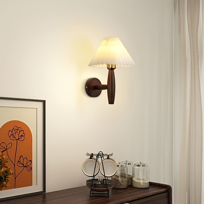 Holz-Wandleuchte mit Plisseeschirm