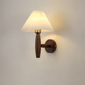 Holz-Wandleuchte mit Plisseeschirm