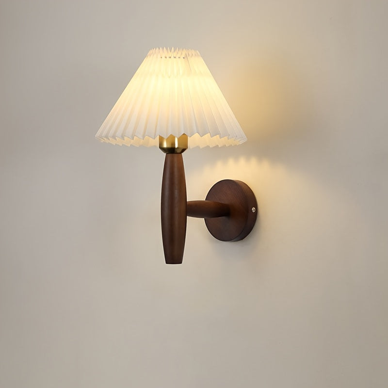 Holz-Wandleuchte mit Plisseeschirm