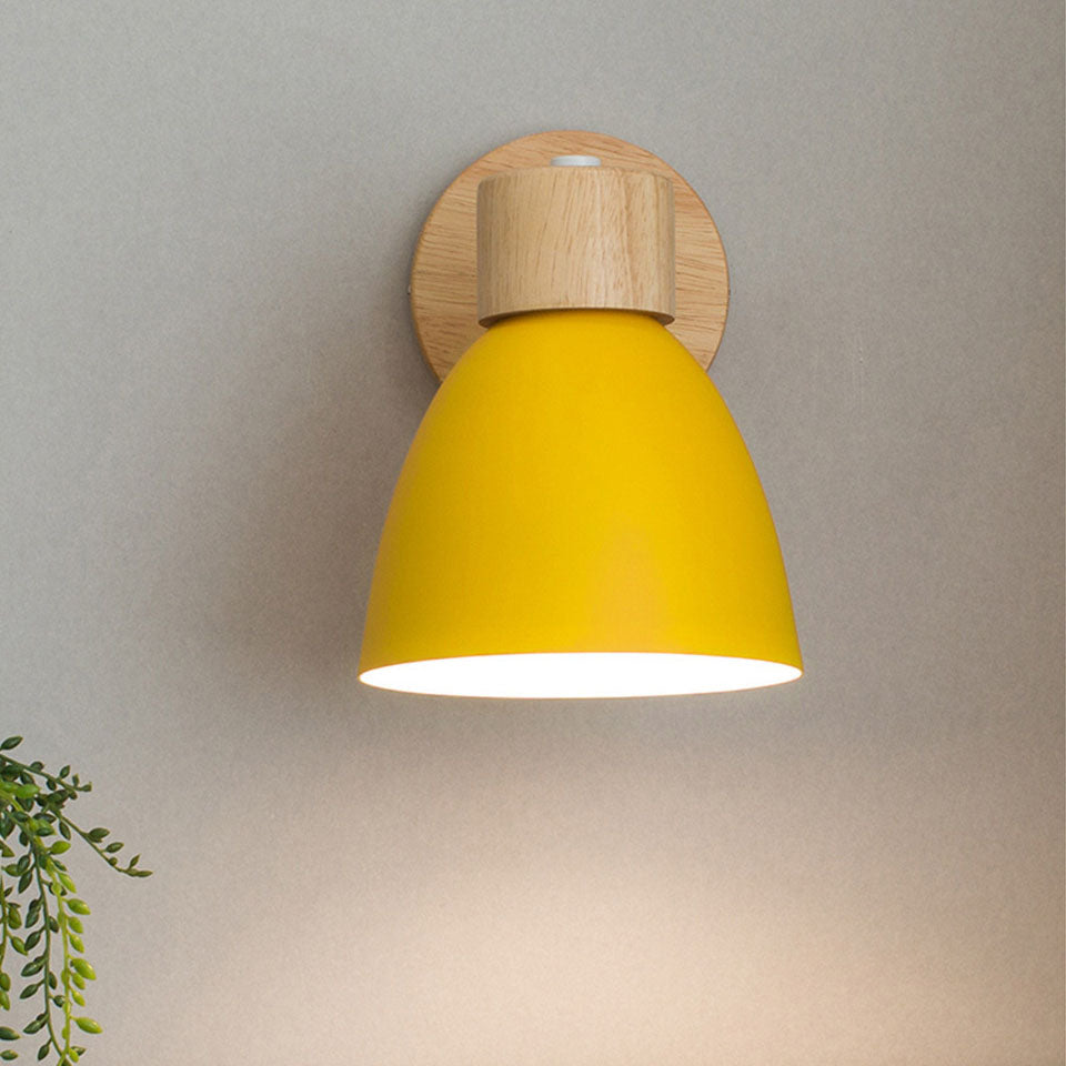 Minimalistische Holz-Wandleuchte