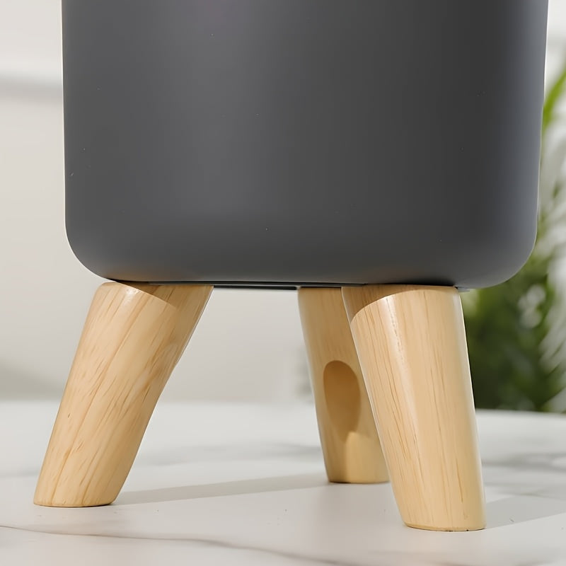 Pflanzkübel mit Holzbeinen