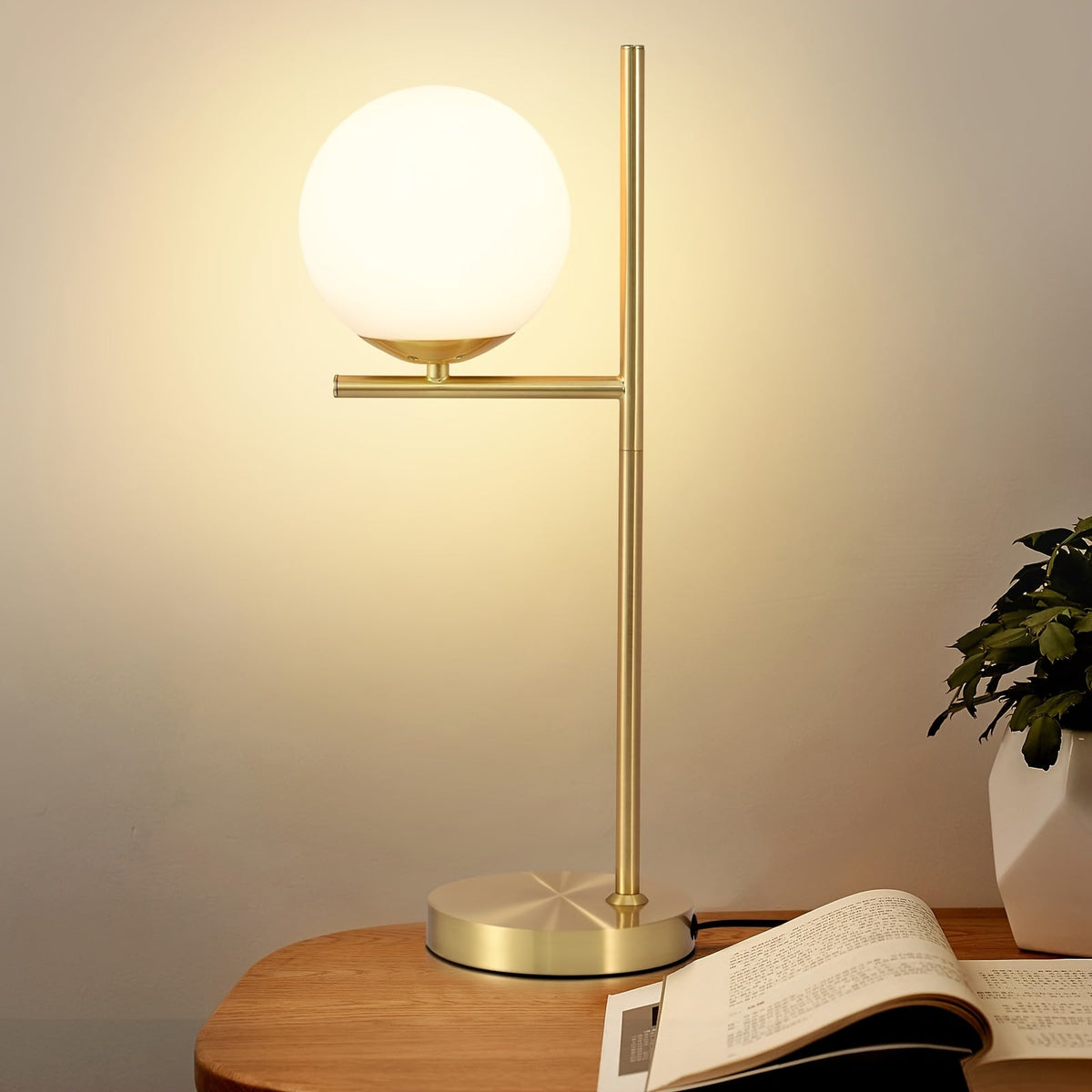 Goldene Tischlampe mit Glaskugel