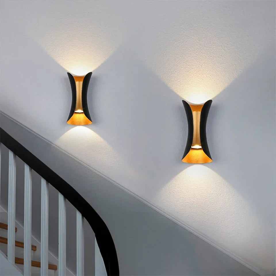 Schwarz-Goldene Wandleuchte