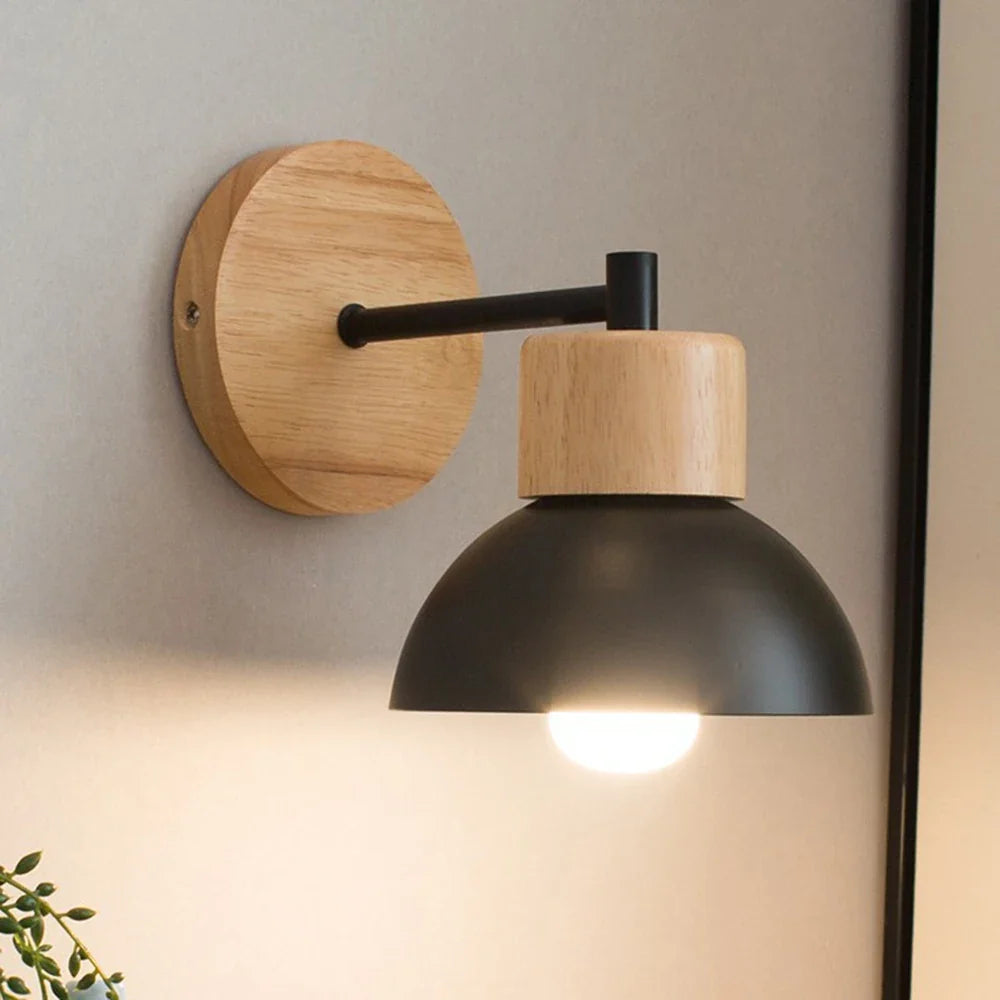 Wandlampe aus Holz und Metall
