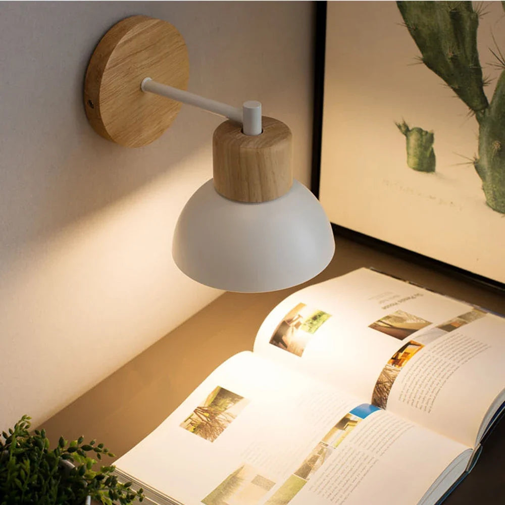 Wandlampe aus Holz und Metall