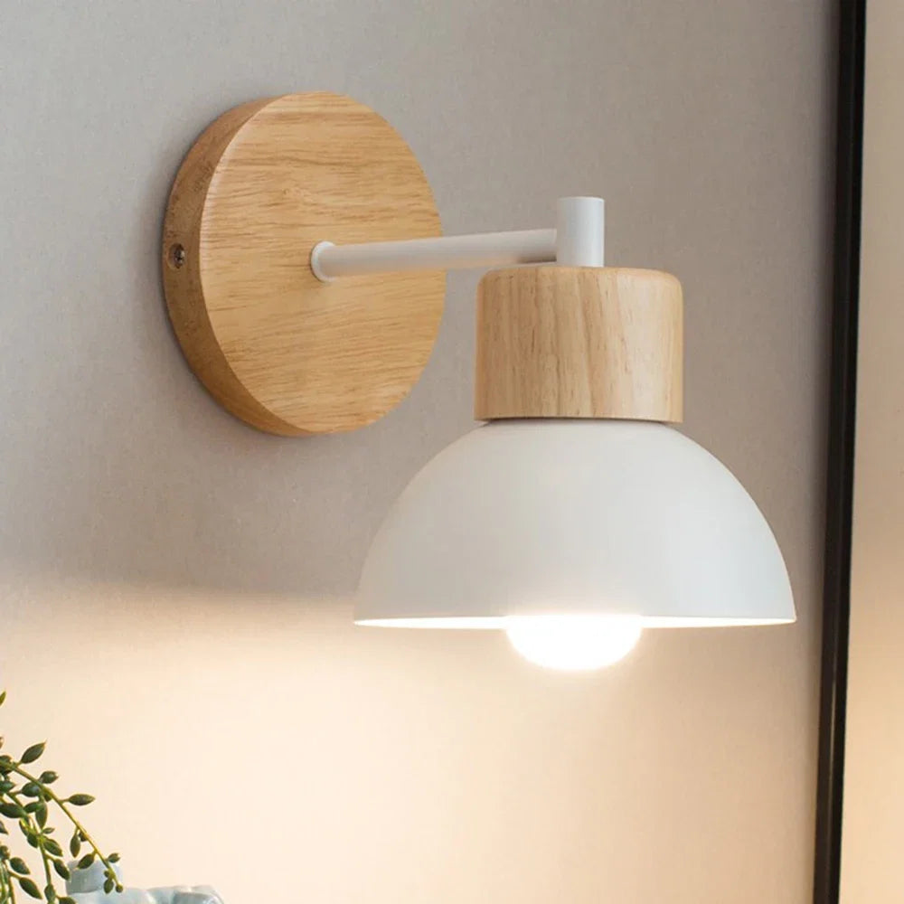 Wandlampe aus Holz und Metall