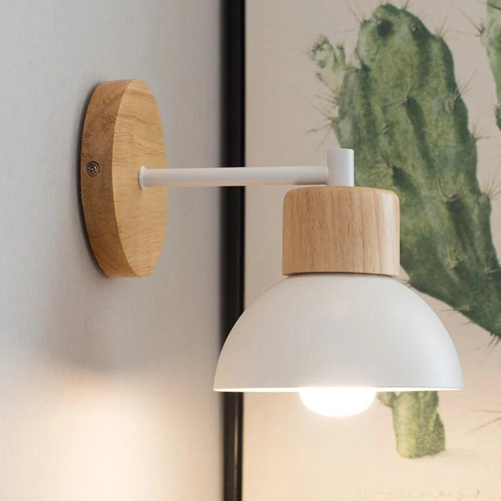 Wandlampe aus Holz und Metall