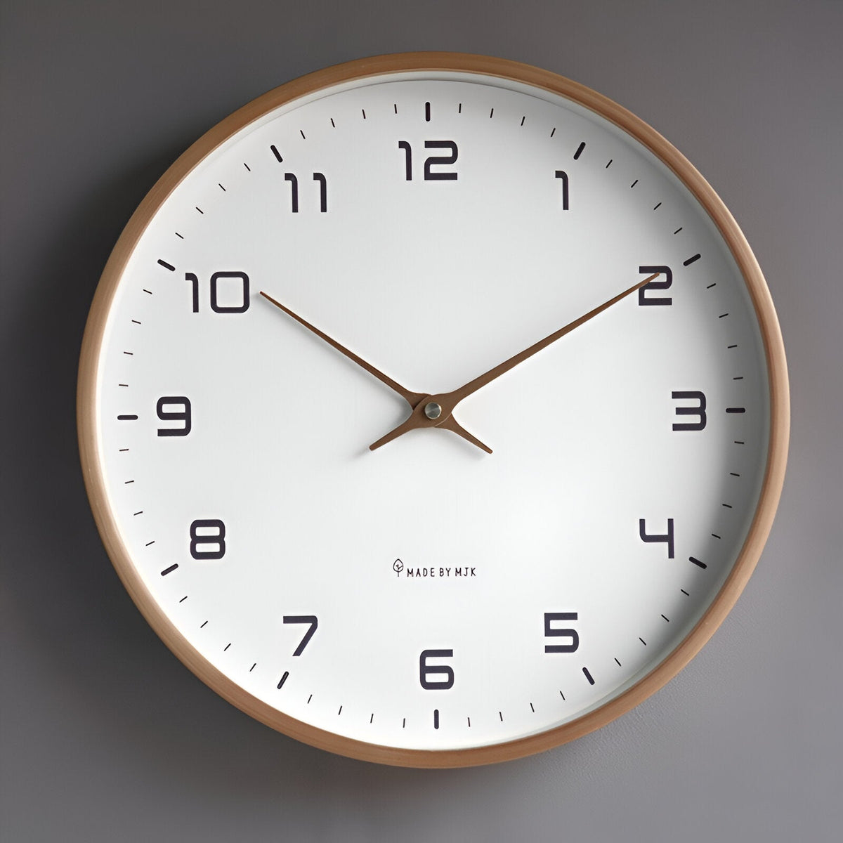 Nordische Wanduhr aus Holz