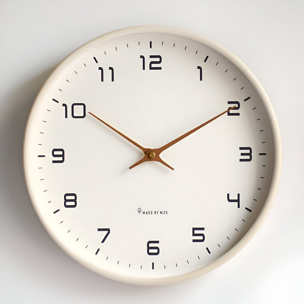 Nordische Wanduhr aus Holz