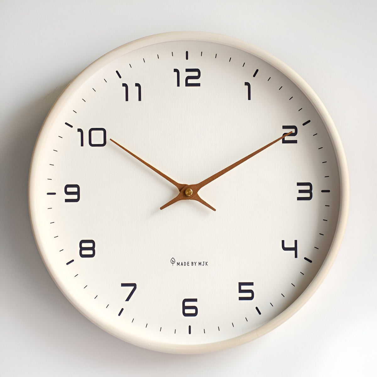Nordische Wanduhr aus Holz