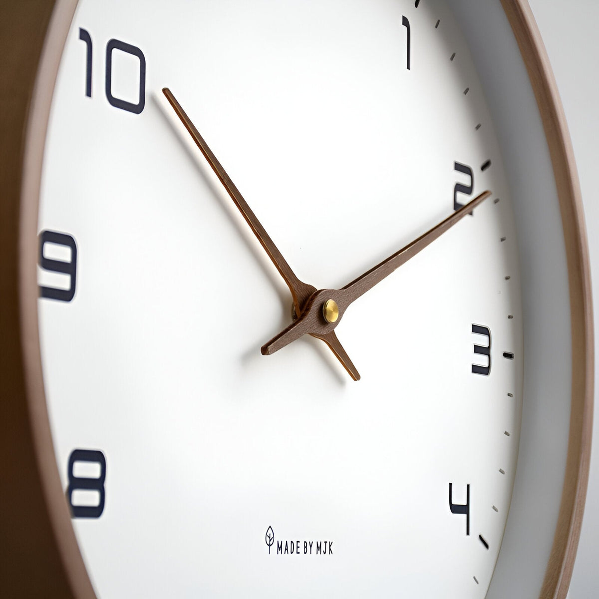 Nordische Wanduhr aus Holz