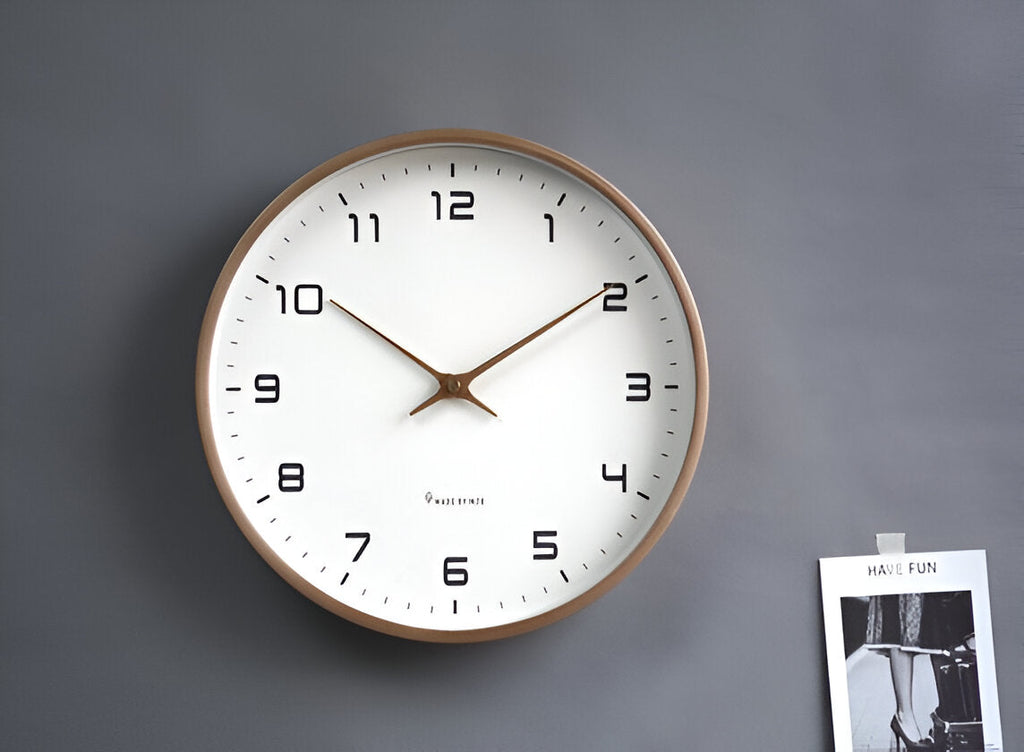 Nordische Wanduhr aus Holz