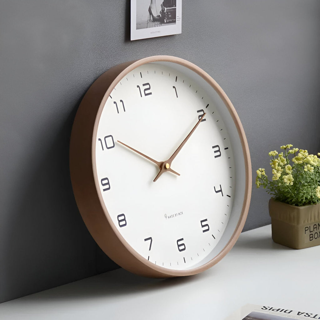 Nordische Wanduhr aus Holz