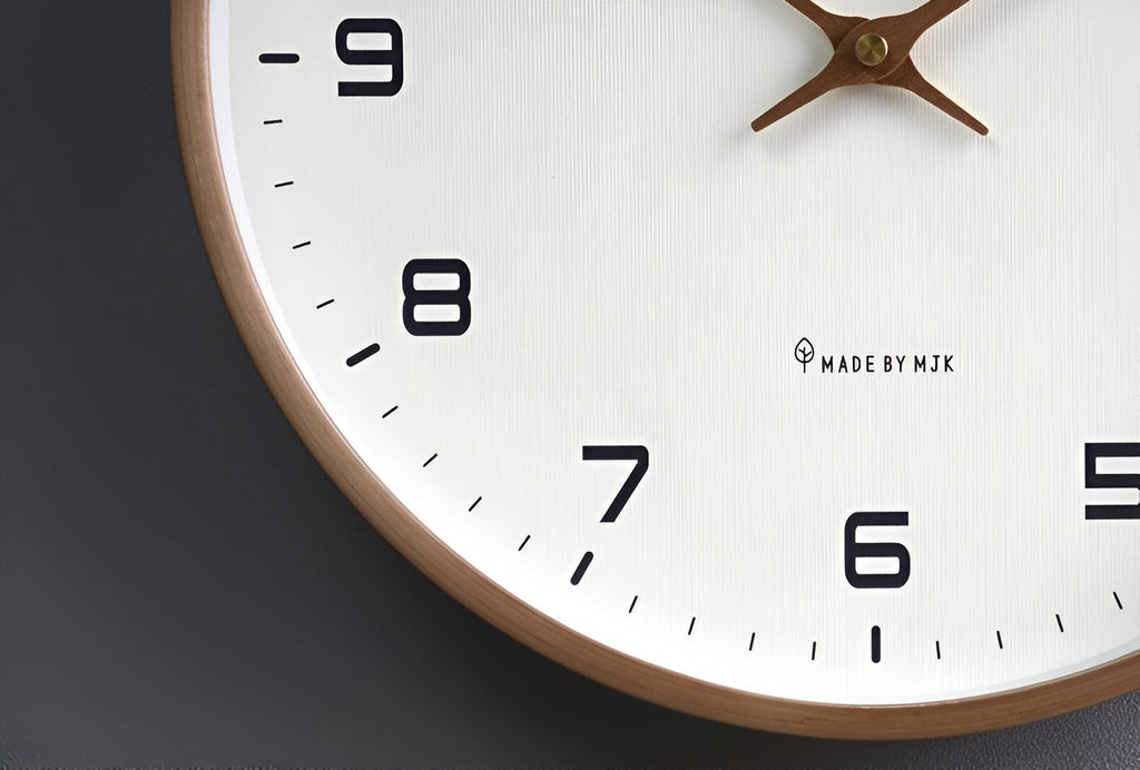Nordische Wanduhr aus Holz