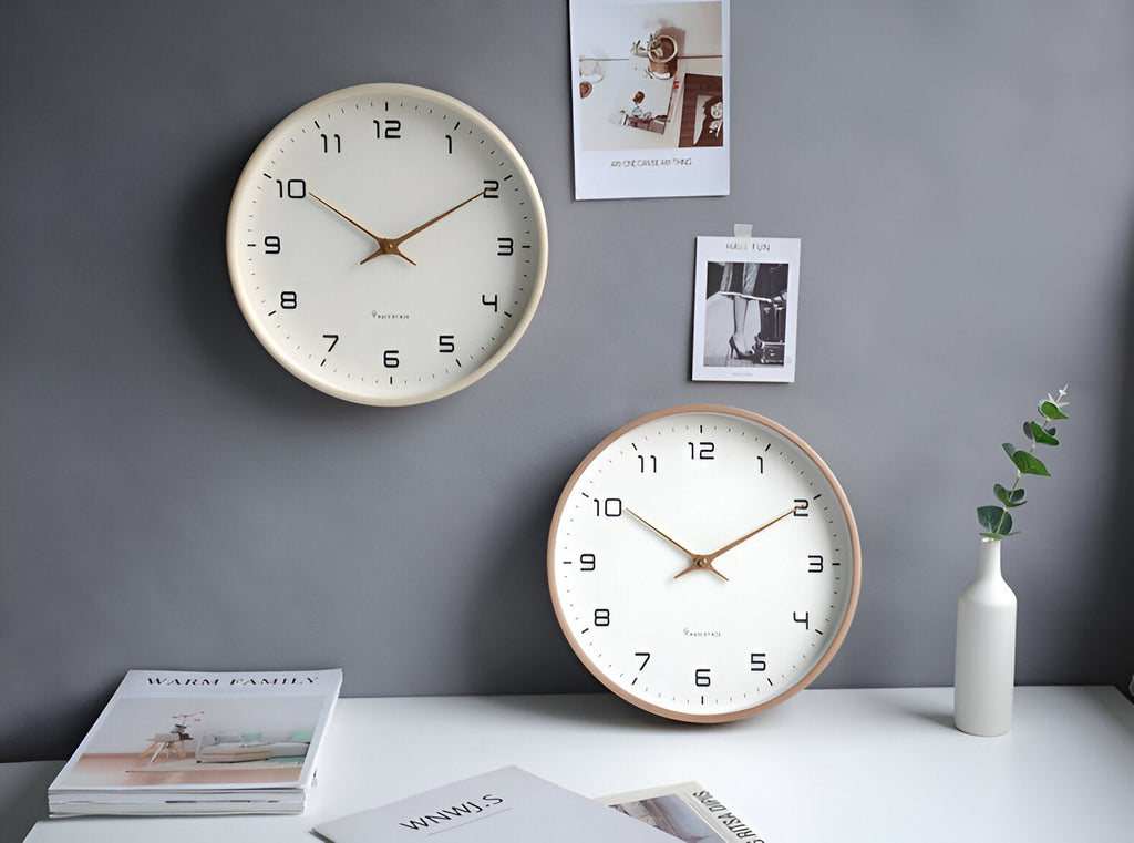 Nordische Wanduhr aus Holz