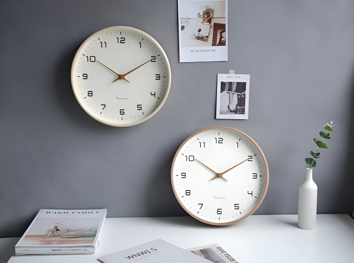 Nordische Wanduhr aus Holz