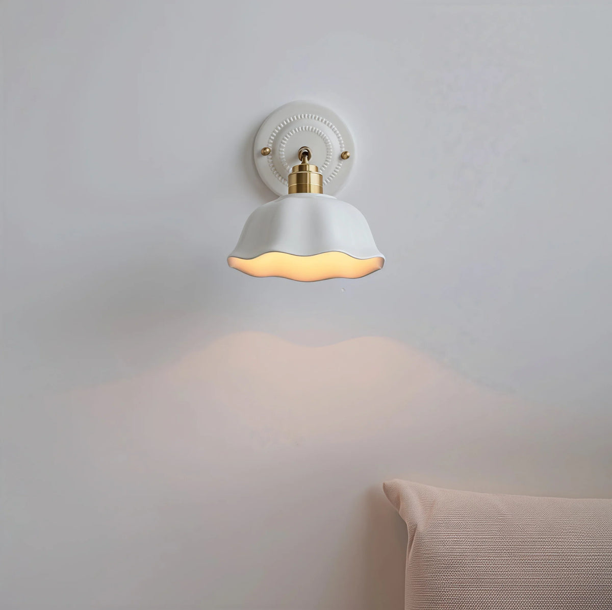 Creme Keramik-Wandlampe