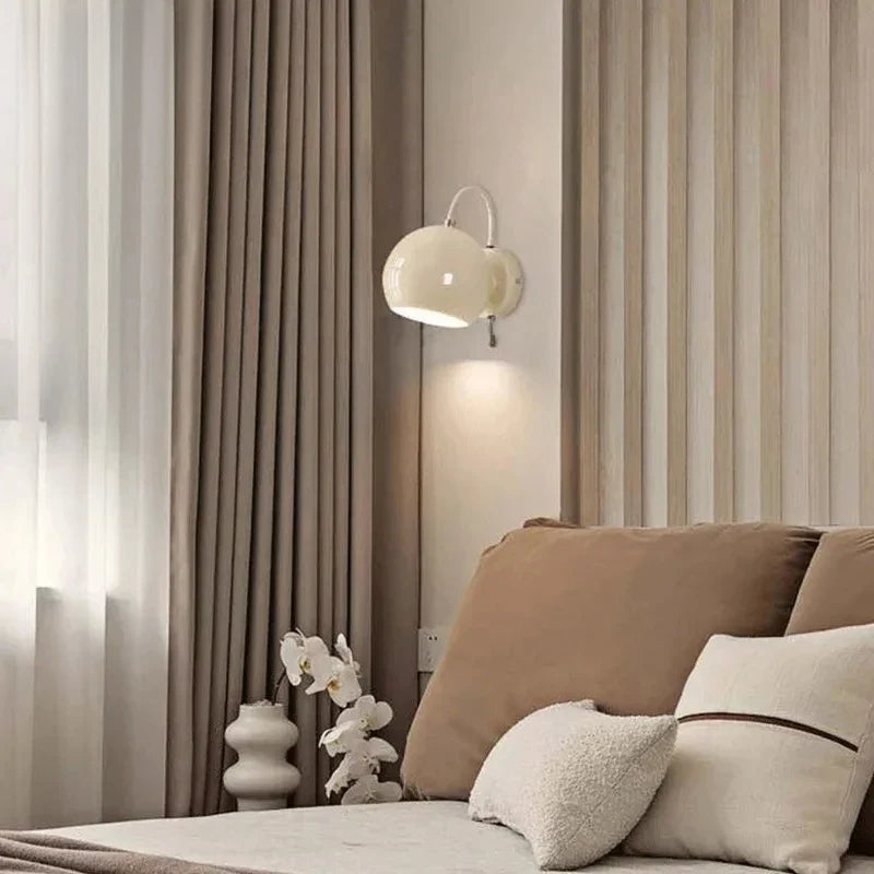 Creme-Wandlampe mit Kuppel