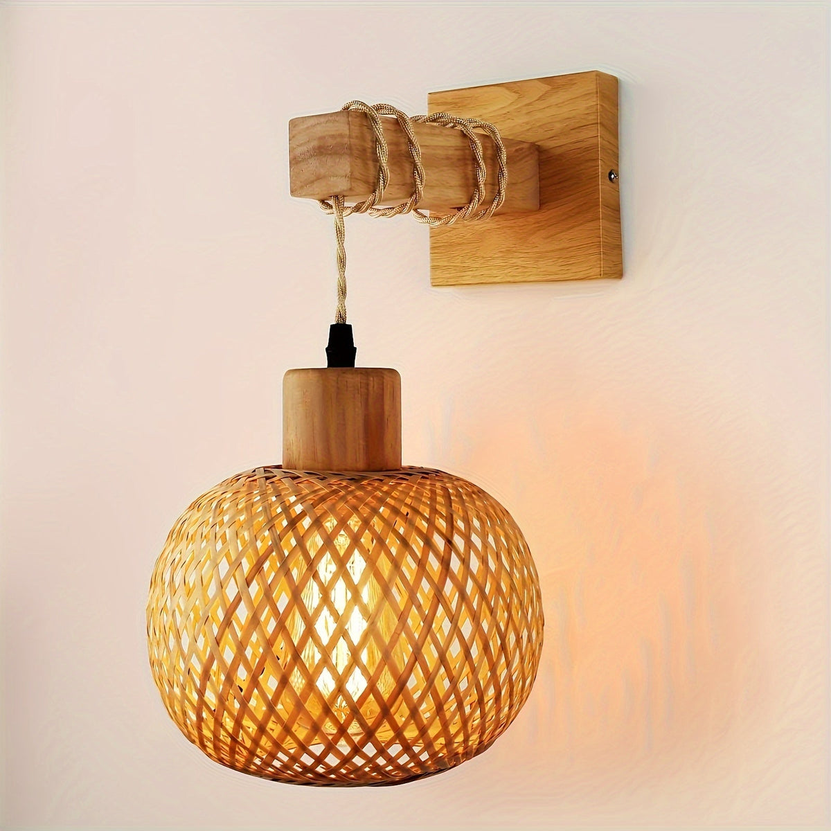 Rustikale Rattan-Wandlampe