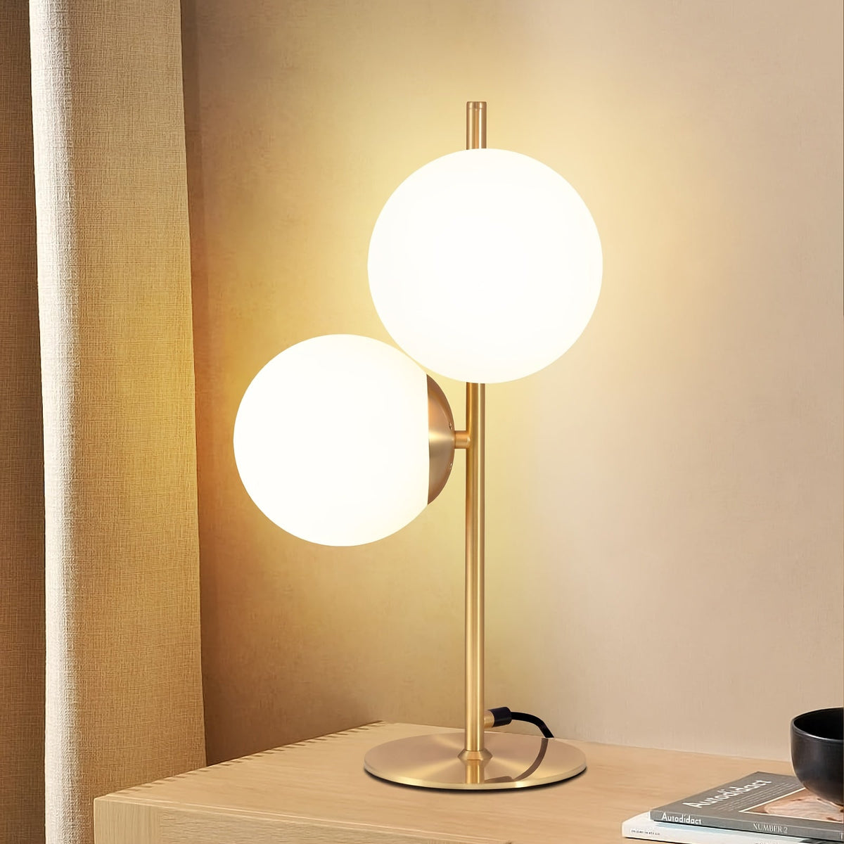 Goldene Tischlampe mit Glaskugel