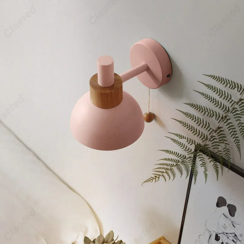 Holz-Wandlampe mit Zugschalter